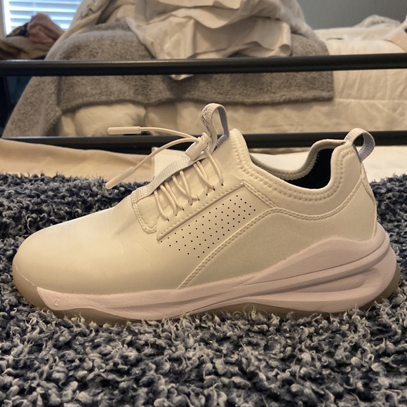 Clove brand news designed for healthcare workers. Easy to clean and comfortable - Picture 2 of 4